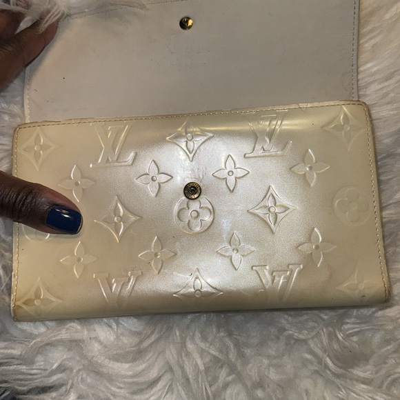 Louis Vuitton Blanc Corail Monogram Vernis Leather Sarah Wallet GUC - Picture 9 of 13